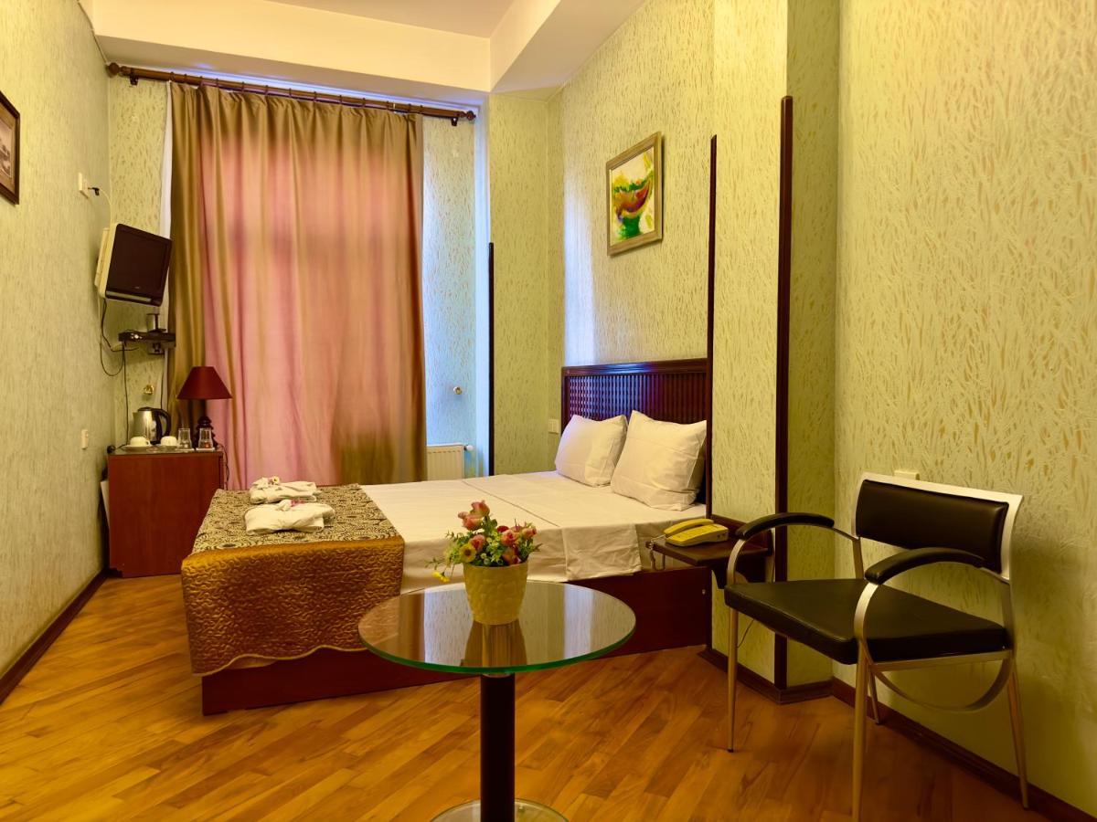 Nur Hotel & Terrace Cafe Баку Екстериор снимка