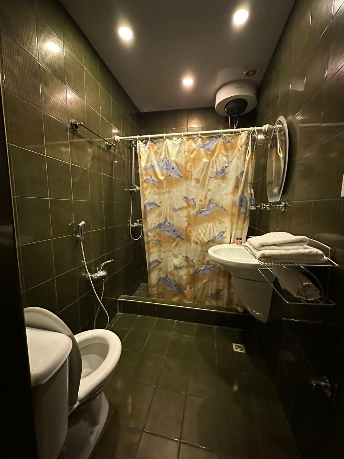 Nur Hotel & Terrace Cafe Баку Екстериор снимка